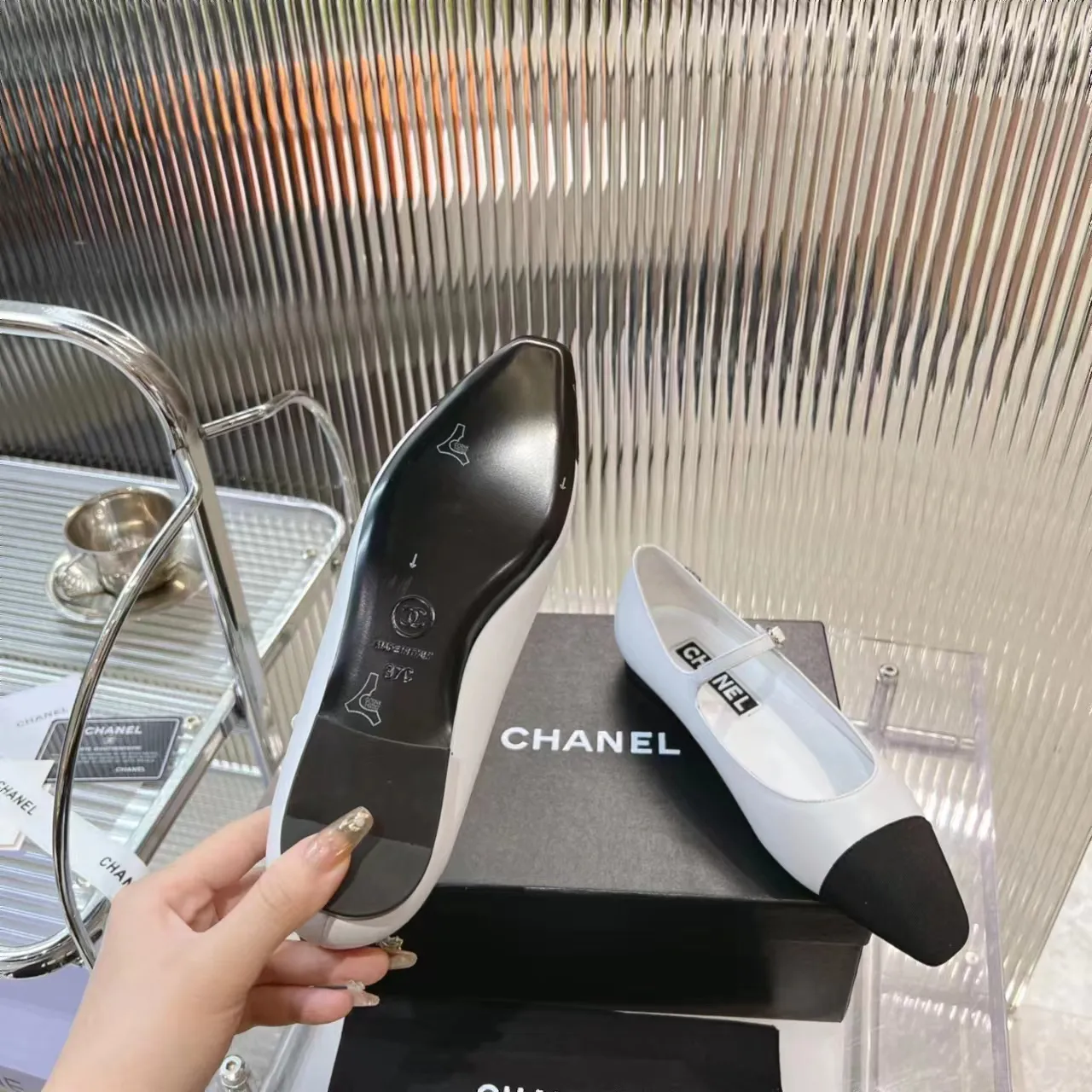 👟👟Ex-factory price 520👟👟 (Top version) CHANEL 24P early spring new trapezoidal toe high-heeled shoes, high version of one-strap, pointed square toe, color-blocked Mary Jane shoes, Xiaoxiang𝐂's two most popular shoes this year are these small silver shoes and big-toe shoes. It is difficult to find these shoes in the counter. It breaks the conventional pointed square toe design and gives people a refreshing feeling. I thought it was good-looking. Only when you put it on your feet will you know how easy it is to wear. It is really special and fashionable. The side rhinestones 𝐋𝐨𝐠𝐨 are very eye-catching. The smooth shoe shape is full of high-end feeling. I can think of countless outfits at the moment. Upper: imported cowhide/metallic film grain leather. Foot pad: sheepskin. Lining: sheepskin. Sole: Italian genuine leather outsole. Heel height: 1cm. Color: white/silver/black/pink. 4 colors size: 35-40 (41 made to order, non-refundable and non-exchangeable)